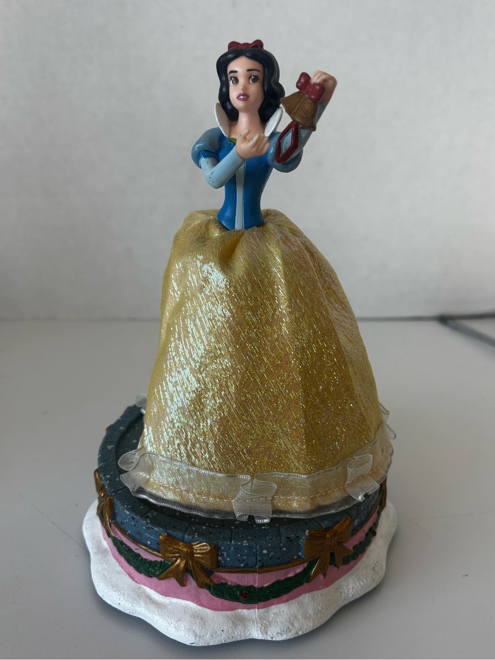 Gemmy Disney Snow White Musical Figurine 8.5”